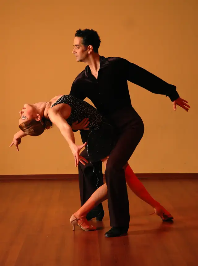 SALSA DANCE LESSONS , SUPER DANCE STUDIO