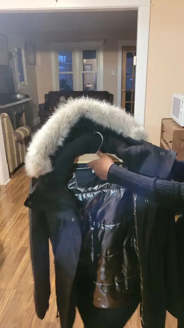 Columbia Winter Coat in Women's - Tops & Outerwear in Sarnia - Image 4