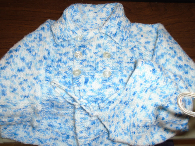 Baby Hand Knit Baby Sweater and Hat 3 months $10. dans Vêtements - 3 à 6 mois  à Thunder Bay