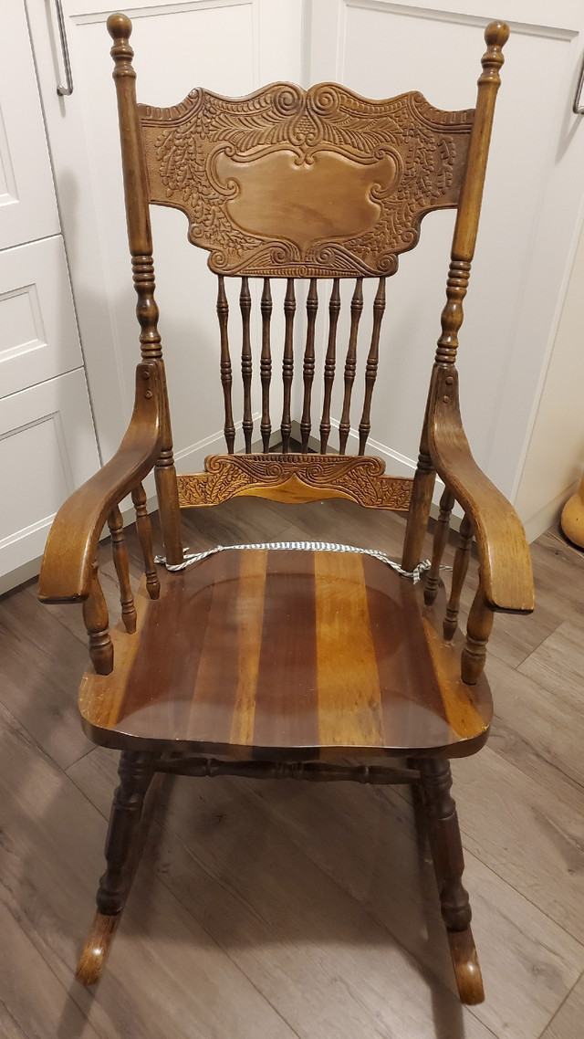 Rocking chair in Chairs & Recliners in Markham / York Region - Image 2