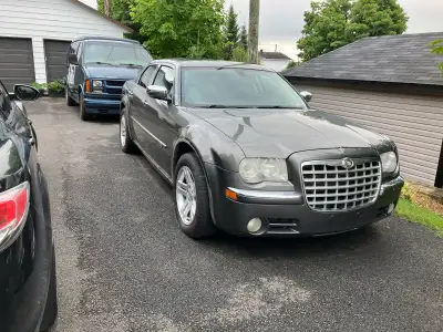Je vends ma Chrysler 300 de 2008 une berline élégante et performante avec des spécifications impress...