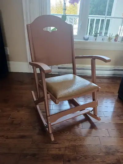 Chaise berçante pliante confortable en bois, facilement transportable. Idéale pour les grand-parents...