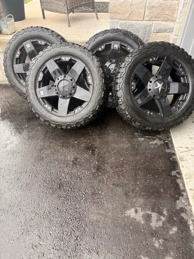 20” XD Rockstar wheels paired with BFGoodrich All-Terrain T/A KO2 tires feature a 275/55R20 size Thi...