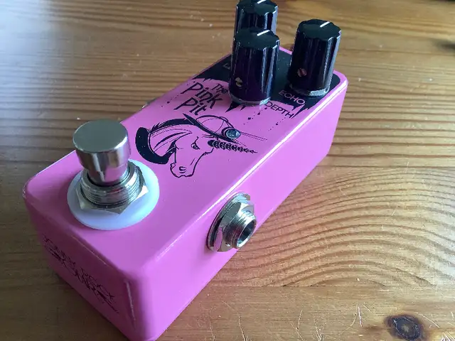 Johnny Rock Pink Pit Delay Pedal in Amps & Pedals in City of Montréal - Image 4