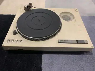 This vintage Kenwood KD-500 direct-drive turntable is a fantastic piece of audio equipment for any v...