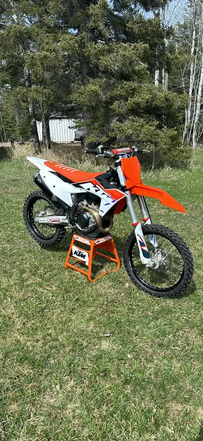 2023 KTM 450 SXF About 62 hours on the bike Comes with extra set of plastics as shown in picture. (B...