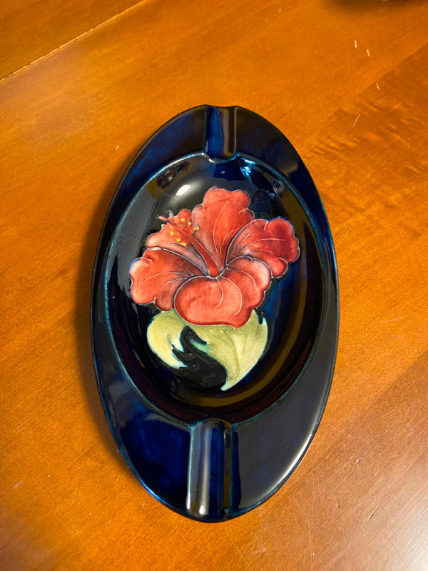 Vintage Moorcroft England Hibiscus Oval Ashtray Art Pottery Sign in Arts & Collectibles in Oshawa / Durham Region