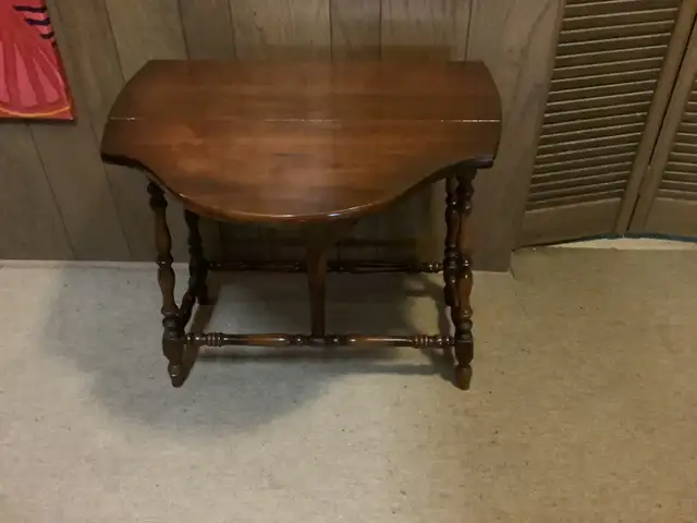 Vintage Solid Wood Drop-Leaf Table in Arts & Collectibles in City of Toronto - Image 4