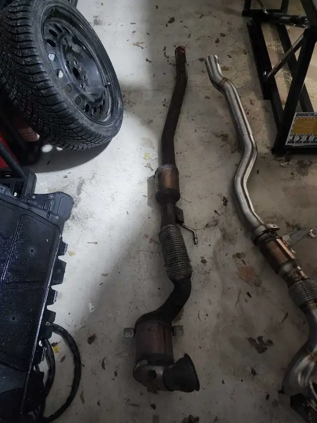 stock mk7 golf r down pipe in Engine & Engine Parts in Napanee - Image 2