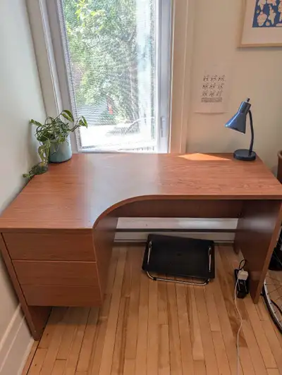 Bureau avec design courbé et trois tiroirs. Ce bureau offre un espace généreux pour travailler et ra...