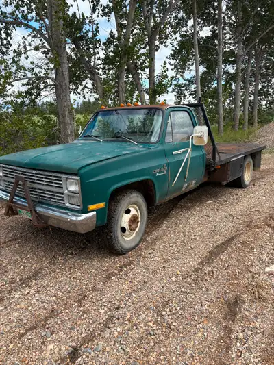 4 speed manual Custom flat deck 231,000km 350 Chevy New starter, battery and fuel pump in last year....