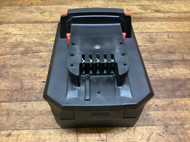 1 - MILWAUKEE M18 XC 6.0 AH FORGE BATTERY in Power Tools in Barrie - Image 10