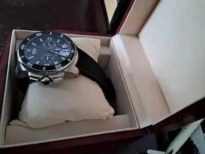 Montre Modèle Calibre comme neuve (portée 4-5 fois). 42mm diamètre. Bracelet Caoutchouc. Mouvement a...