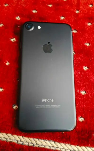 Cet iPhone 7 de 32 Go est en excellent état général et affiche une capacité de batterie impressionna...
