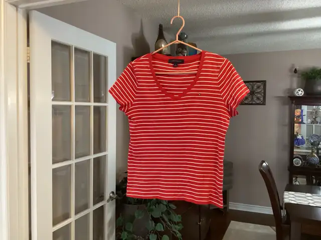 Tommy Hilfiger Scarlet Sail-Stripe V-Neck Tee - Women’s size M in Women's - Tops & Outerwear in Oshawa / Durham Region - Image 3
