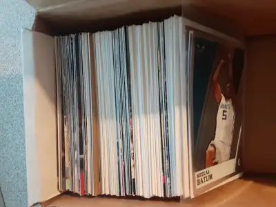 Lot de 153 cartes de Basketball differentes des HORNETS de CHARLOTTE de la NBA.....annees 90 et plus...