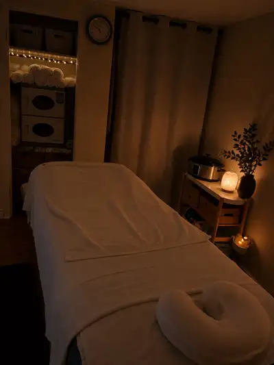 Massage by a female therapist (38, Caucasian) in a peaceful setting ✨ Warm hands, slow pace, total r...