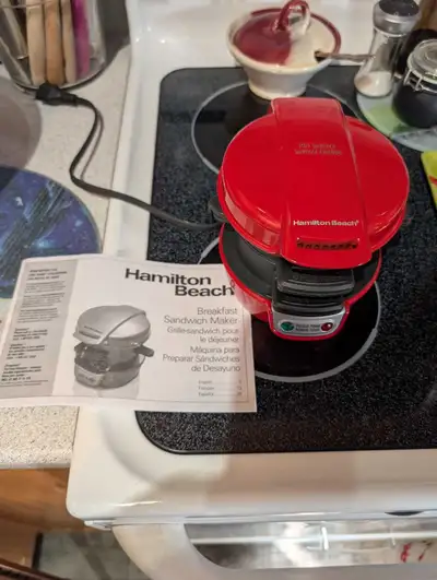 Make delicious breakfast sandwiches at home with this Hamilton Beach breakfast sandwich maker! This...