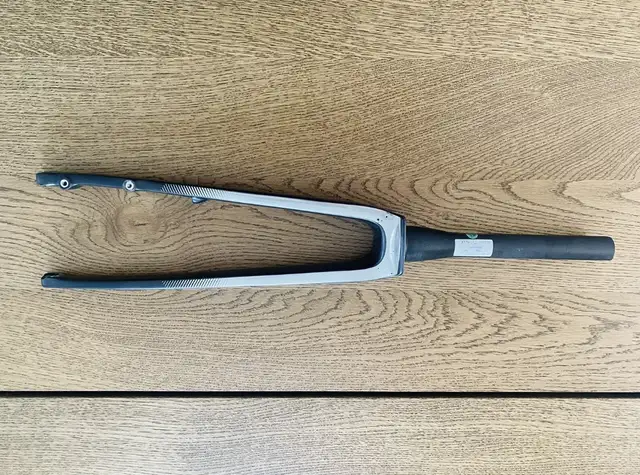 Trek Emonda SL 700C Rigid Carbon Fork - Year 2021-2022 in Frames & Parts in City of Toronto - Image 3