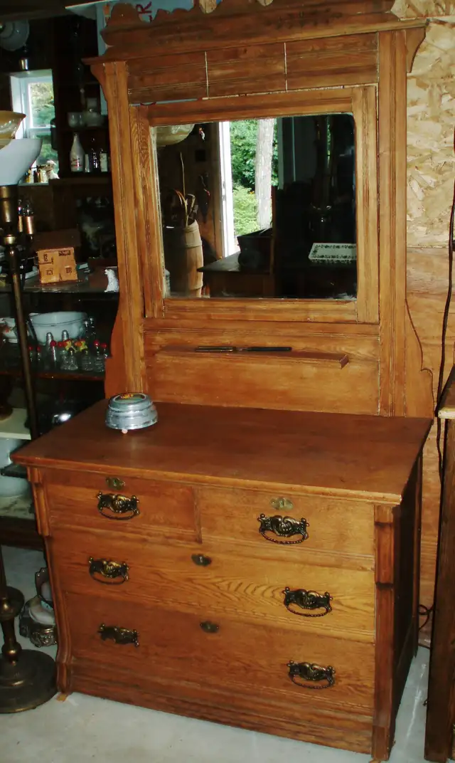 antique commode de dame en chêne in Dressers & Wardrobes in Lanaudière - Image 2