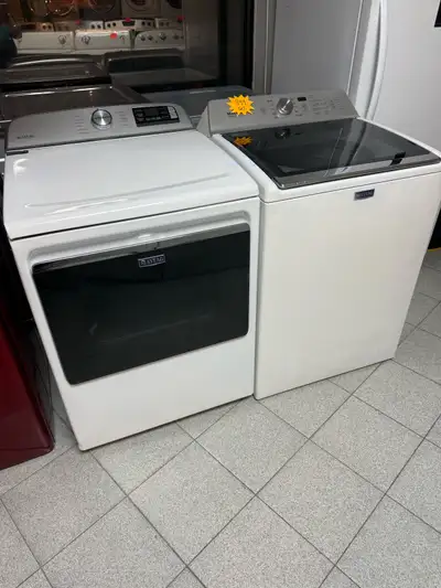 Cet ensemble de laveuse et sécheuse Maytag à chargement vertical est en excellente condition et prêt...