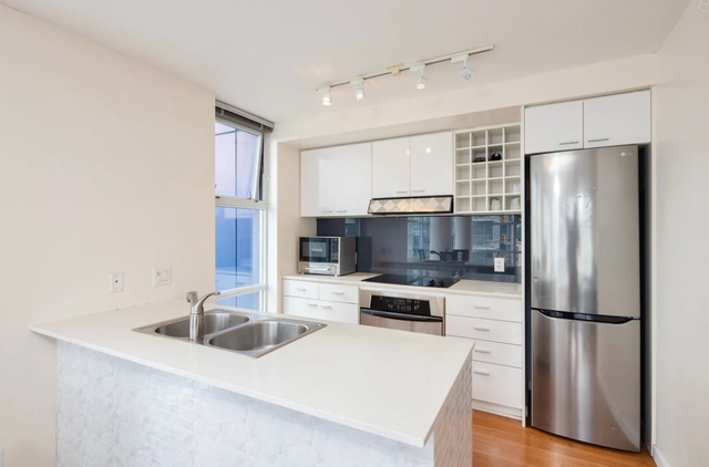 Fully Furnished Private Room in Downtown Vancouver – Move-In NOW in Room Rentals & Roommates in Vancouver - Image 6