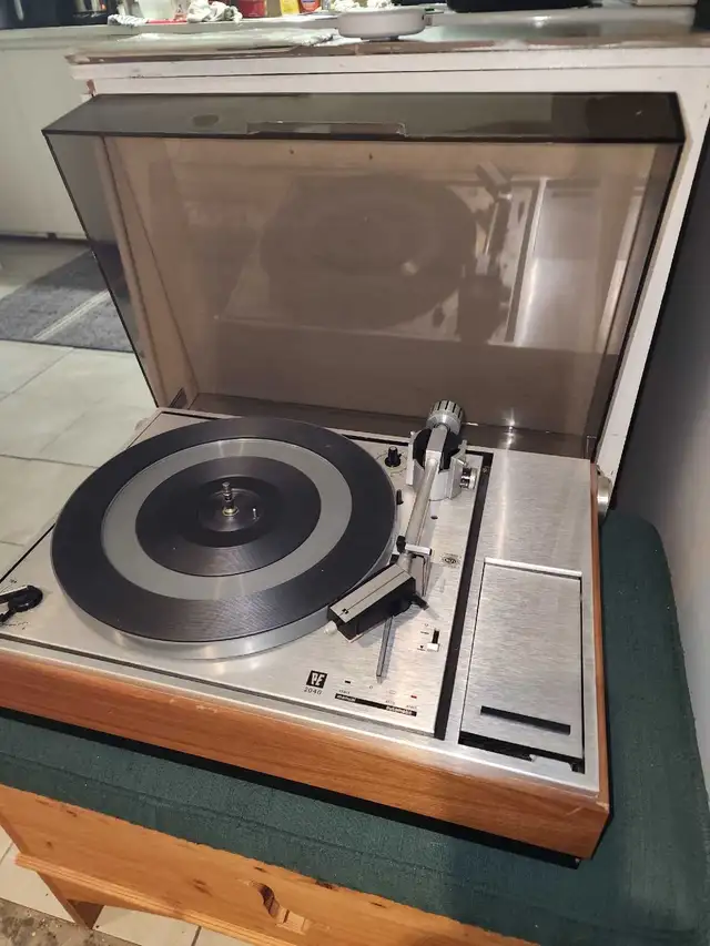 RF 2040 Turntable in Stereo Systems & Home Theatre in Edmonton - Image 3