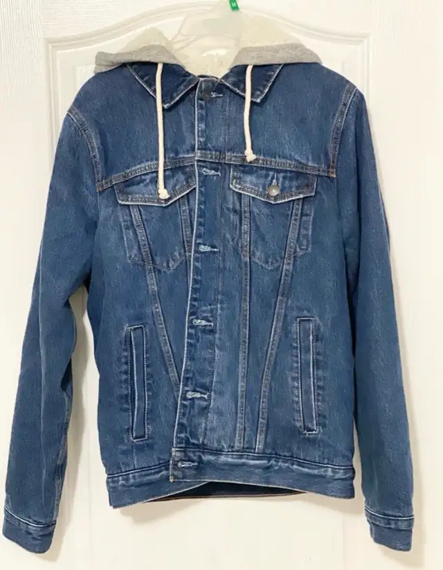 Abercrombie & Fitch Sherpa-Lined Trucker Denim Jacket in Men's in Mississauga / Peel Region - Image 2