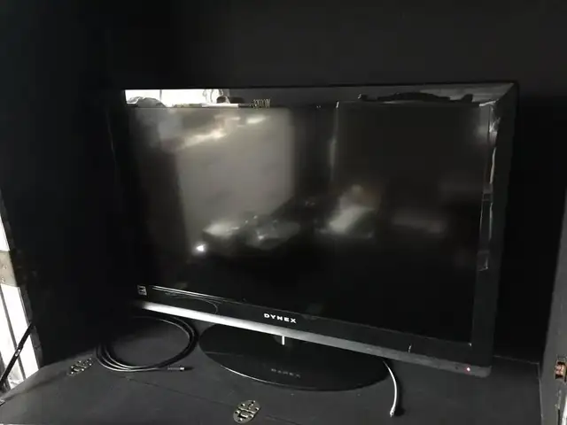 DYNEX 32” LCD TV DX-32E150A11 Flat Screen TV On Stand with remo in TVs in Saint John - Image 2