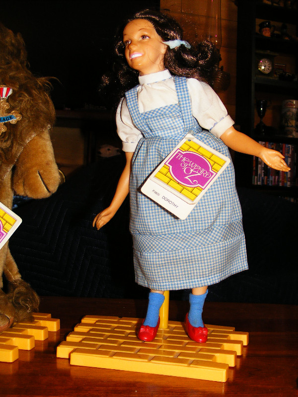 4 Vintage 14 Inch "Wizard Of Oz" Dolls with Stands 1987 in Arts & Collectibles in Saint John - Image 3