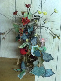 Cage en métal décorée de fleures et d'oiseaux. Hauteur 21 pouce