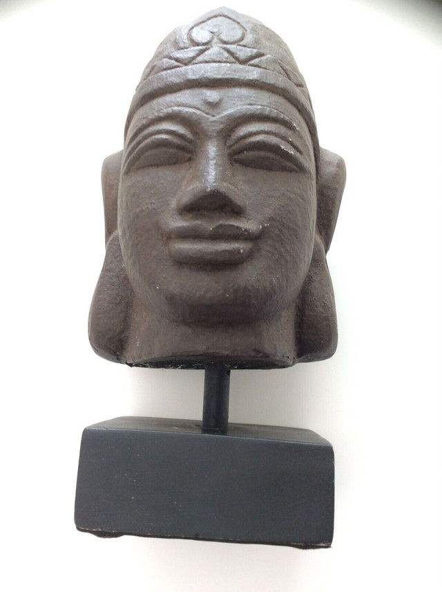 Buddha Head on Stand dans Art et objets de collection  à Longueuil/Rive Sud