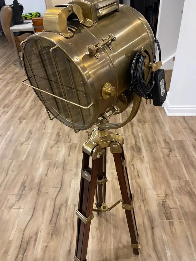 Brass floor lamp in Indoor Lighting & Fans in Markham / York Region - Image 2