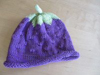 Chapeau en tricot aubergine (taille 0-4 mois) (c200)