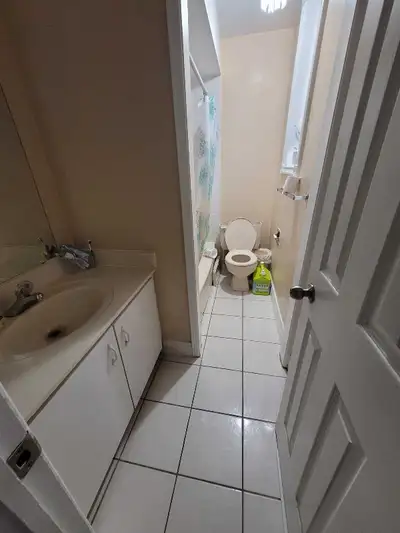 ACCOMMODATIONS AVAILABLE A budget friendly sharing/private space room on the main floor, available f...