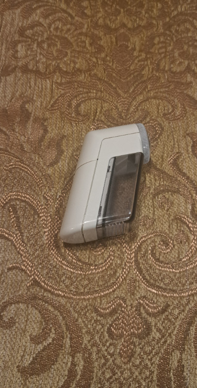 Vintage Remington Fuzz Away Clothes Fabric Shaver in Other in Windsor Region - Image 3