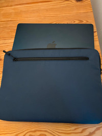 MacBook Air M2 Midnight 13" + Sleeve