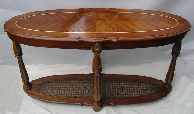 Oval shape console table in Other Tables in Oshawa / Durham Region - Image 2