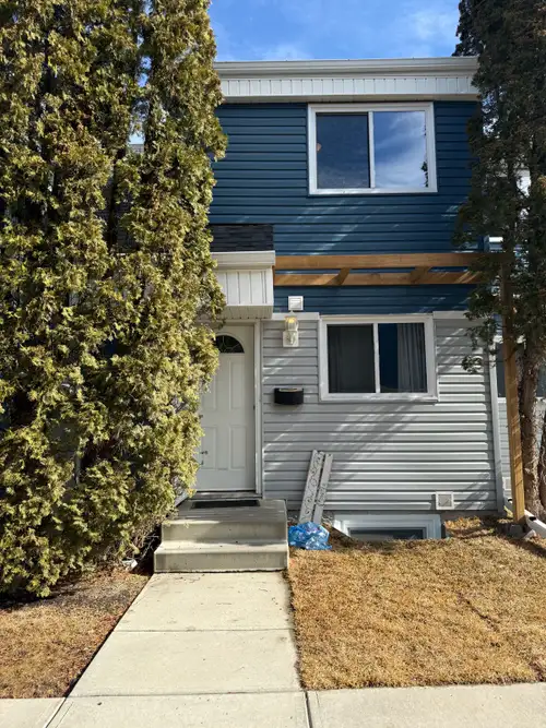 Conveniently located 2-bedroom townhouse in Riverbend Will our first home be your first home? This n...