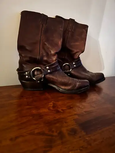 Beautifully maintained-Like new! Brown oiled leather boots. Purchased at Apple Saddlery in the early...