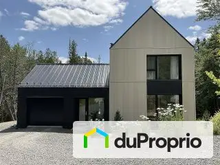 Maison scandinave unique au coeur de la forêt située au Domaine des 4 collines. Luminosité exception...