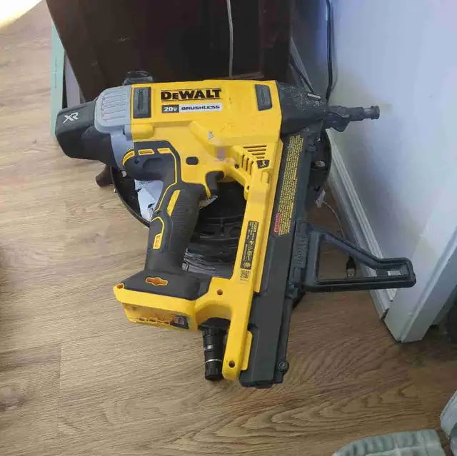 DEWALT 20V MAX XR Cordless Concrete Nailer