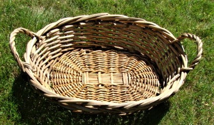 Mid Century Wicker Basket in Arts & Collectibles in Comox / Courtenay / Cumberland - Image 3