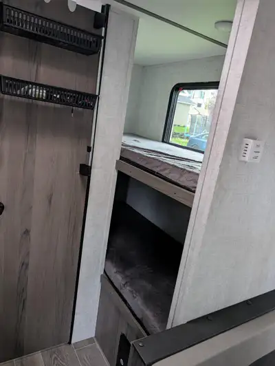 roulotte conquest 199dd 21 pieds et 8 pieds de large avec barre de torsion et tout les accessoires p...