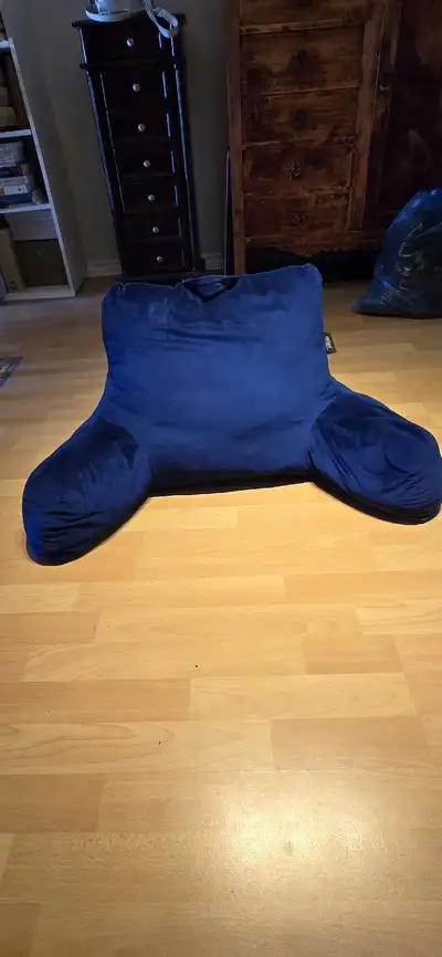 COUSSINS DE RELAXATION, CONFORTABLE UN BLEU ET UN GRIS. 25$ CHACUN OU 40$ POUR LES 2. ÉTAT NEUF. JE...