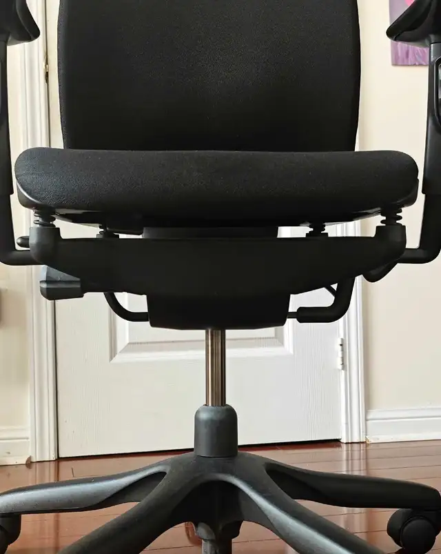 Teknion Office chair in Chairs & Recliners in Markham / York Region - Image 5