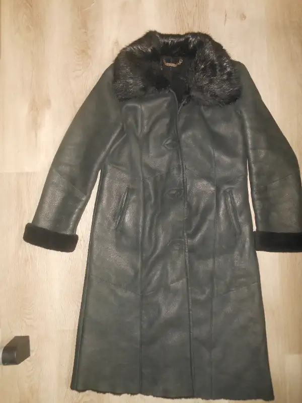 sheepskin coat/mouton in Women's - Tops & Outerwear in City of Montréal - Image 3