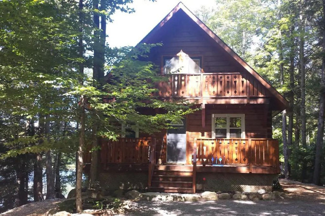 Kawartha Lakefront Log Cabin Cottage in Ontario