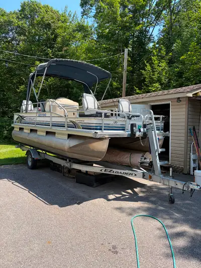 2000 Princecraft 18 ft pontoon boat perfect for family cruising and fishing. Complete package includ...