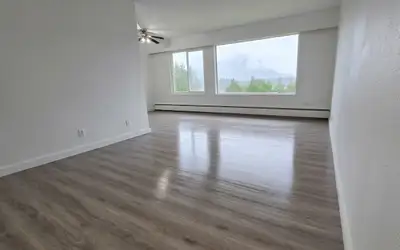 Spacious 2 bed/1 bath 3rd Floor (top floor) unit in Seal Cove, Heat and Hot Water incl. Freshly upda...